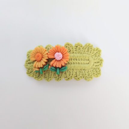 Green crochet hair clip with flowers.